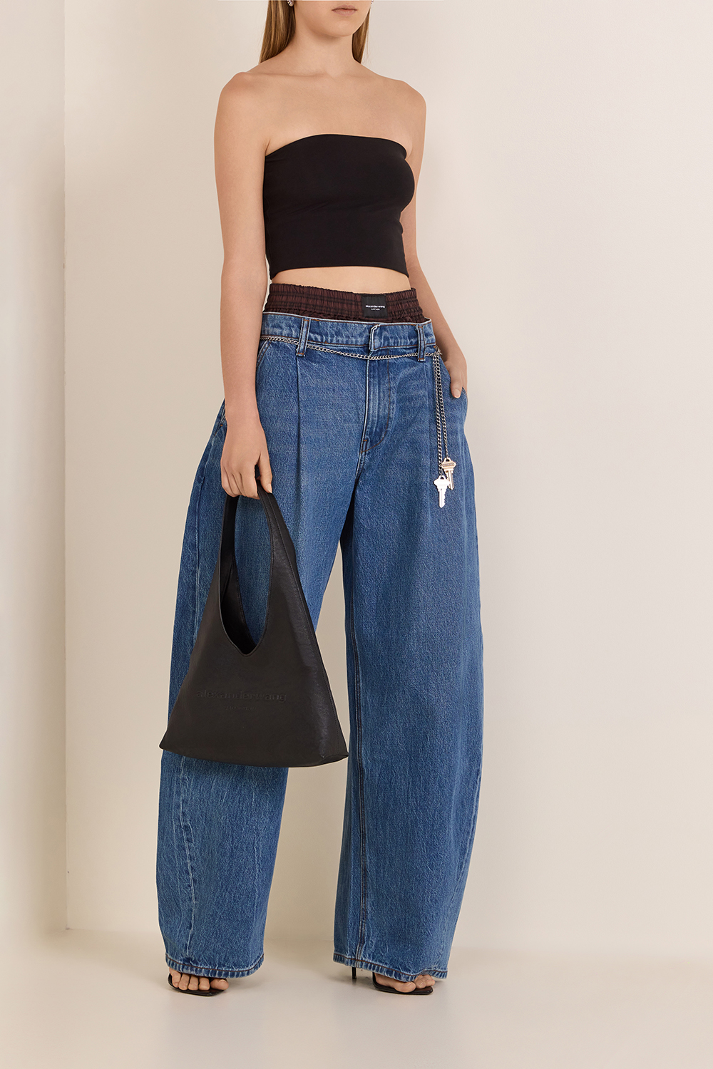 מכנסי ג'ינס עם חגורת שרשרת